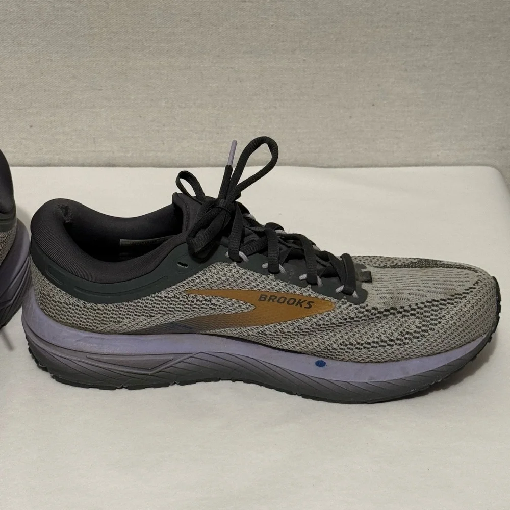 Brooks Revel 7 Sneakers - size 10